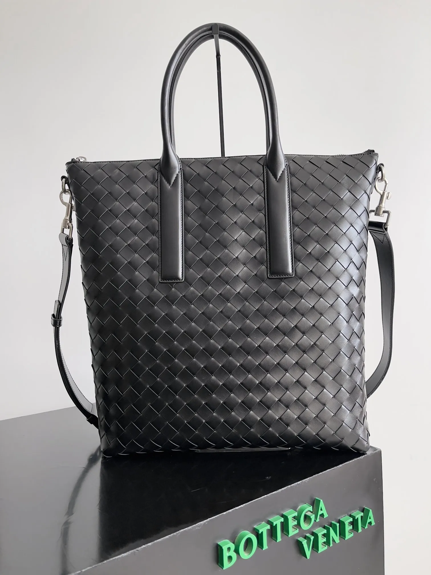 Batch 2520 BOTTEGA VENETA Bottega Veneta's 2025 new men's Intrecciato woven soft briefcase, the advanced version of the briefcase is officially launched. The classic calfskin weave has a gentle and generous style, which not only reduces the seriousness of work but also reflects taste. The large-capacity design takes into account the need of many men to go out to work, reducing the trouble of carrying multiple bags when going out. Small items such as computers and pens are all stored at once. The bag body is equipped with detachable shoulder straps on both sides, so one bag can be carried multiple times, reducing the burden on shoulders. Style number: 815783 Size: 39*33.5*8.5cm